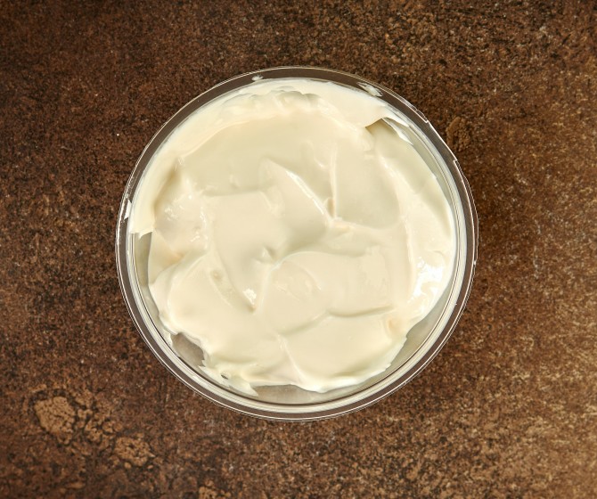 Сметана с чесноком и зеленью