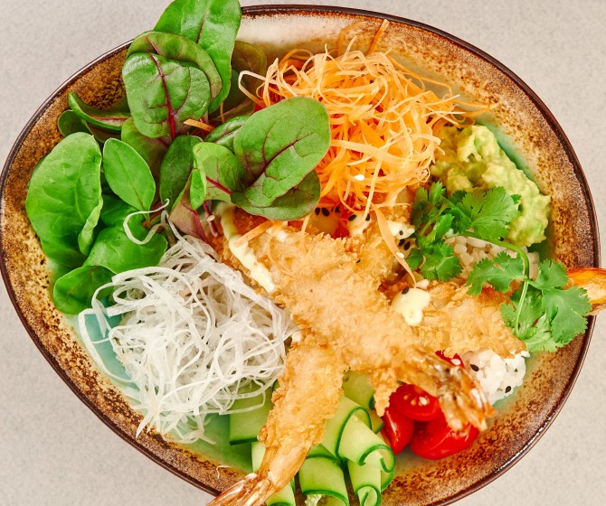 Боул с креветками и соусом васаби