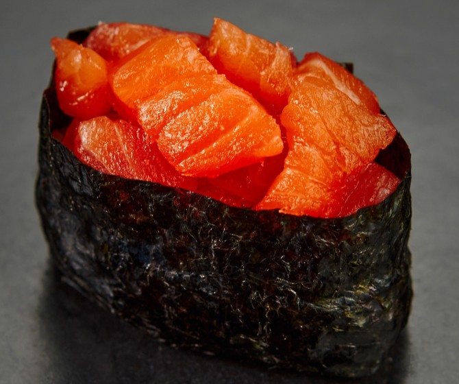 Гункан с лососем 