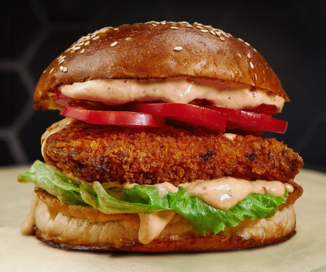 Чикен с хрустящим филе и соусом из копченого сыра